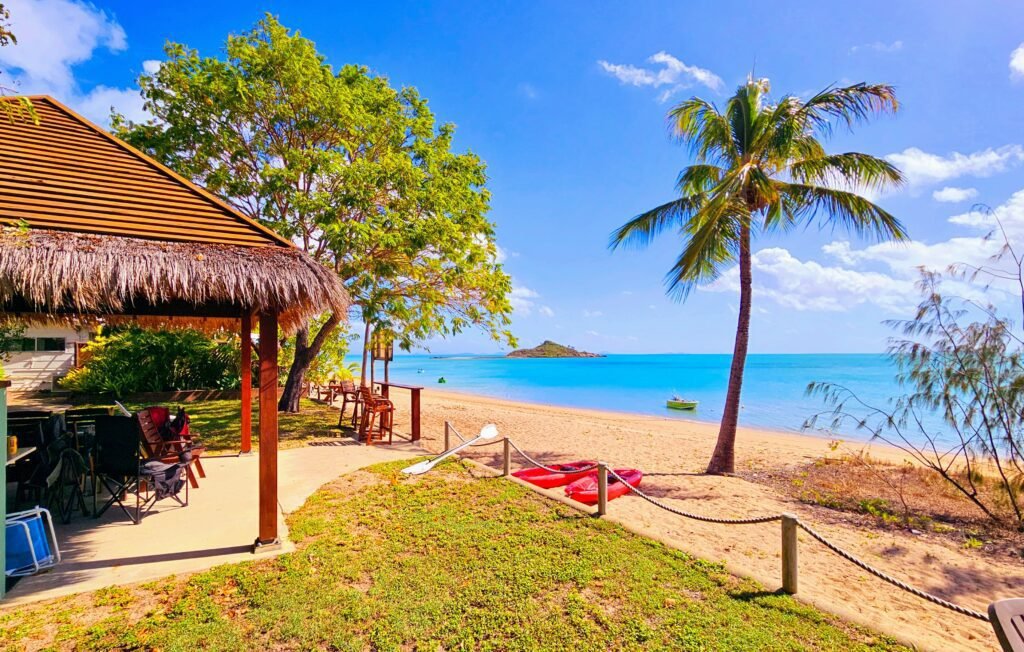 Montes Deluxe Family Cabin View Of Cabana and Beach